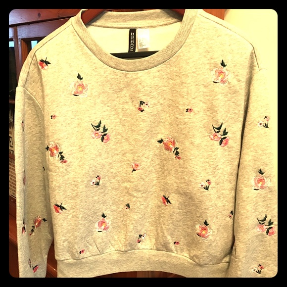 BRAND NEW!Beautiful rose crop sweatshirt! - Picture 1 of 3